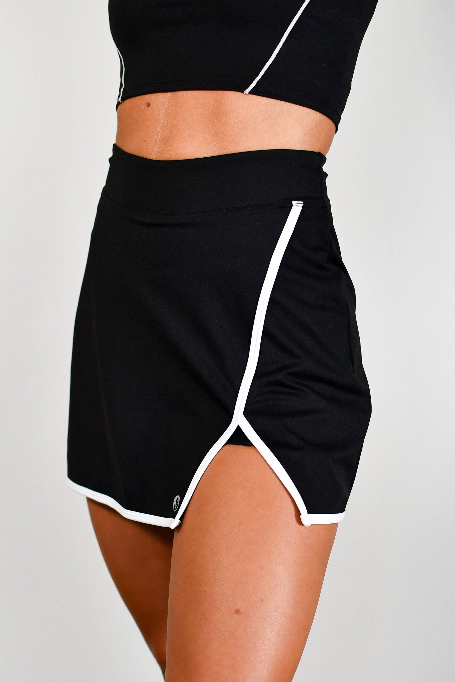 Kenzie Outline Contrast Shorty Skort - Black/White